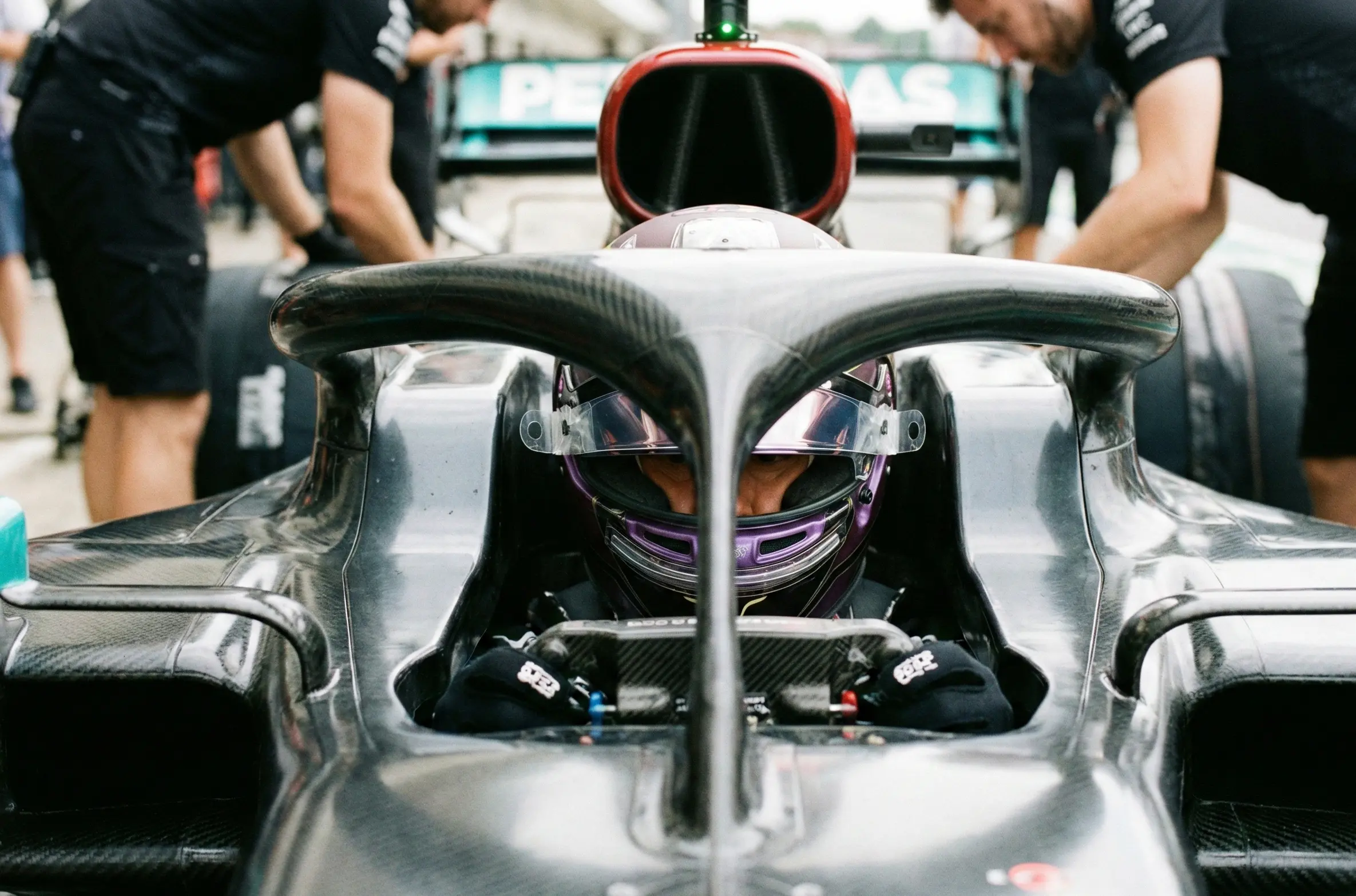 Formel-1-Fahrer bei der Rennvorbereitung im Cockpit