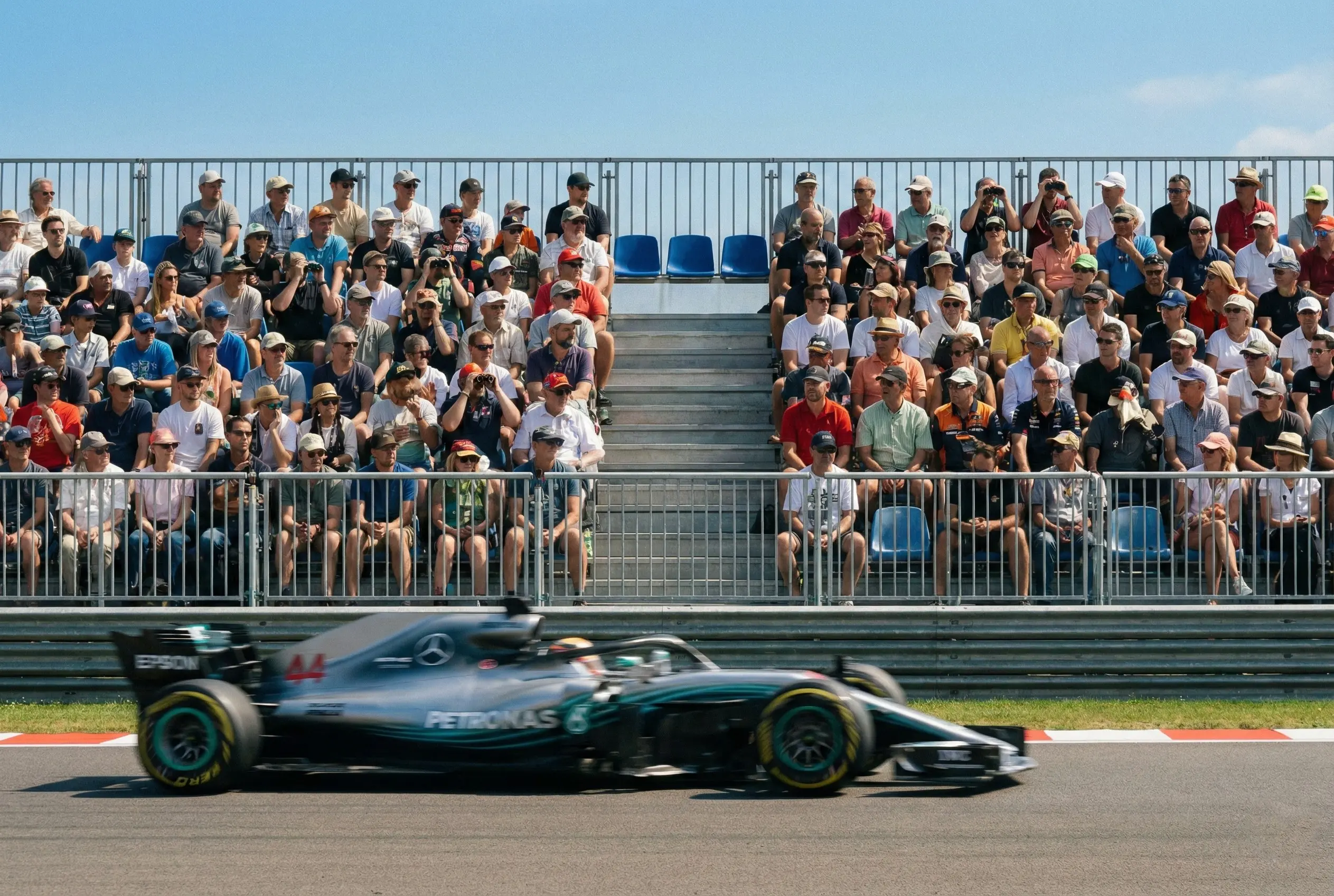 Zuschauer verfolgen ein Formel-1-Rennen live