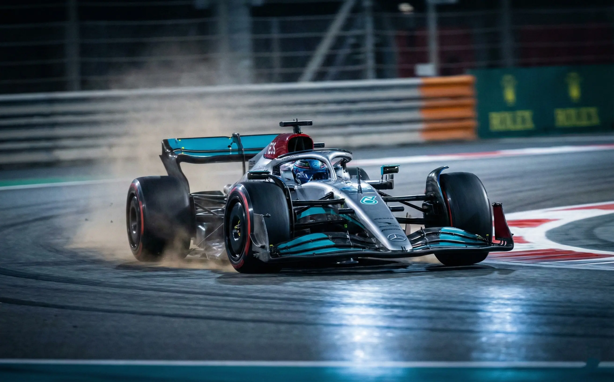 Formel 1 Auto bei schneller Qualifying-Runde auf der Strecke