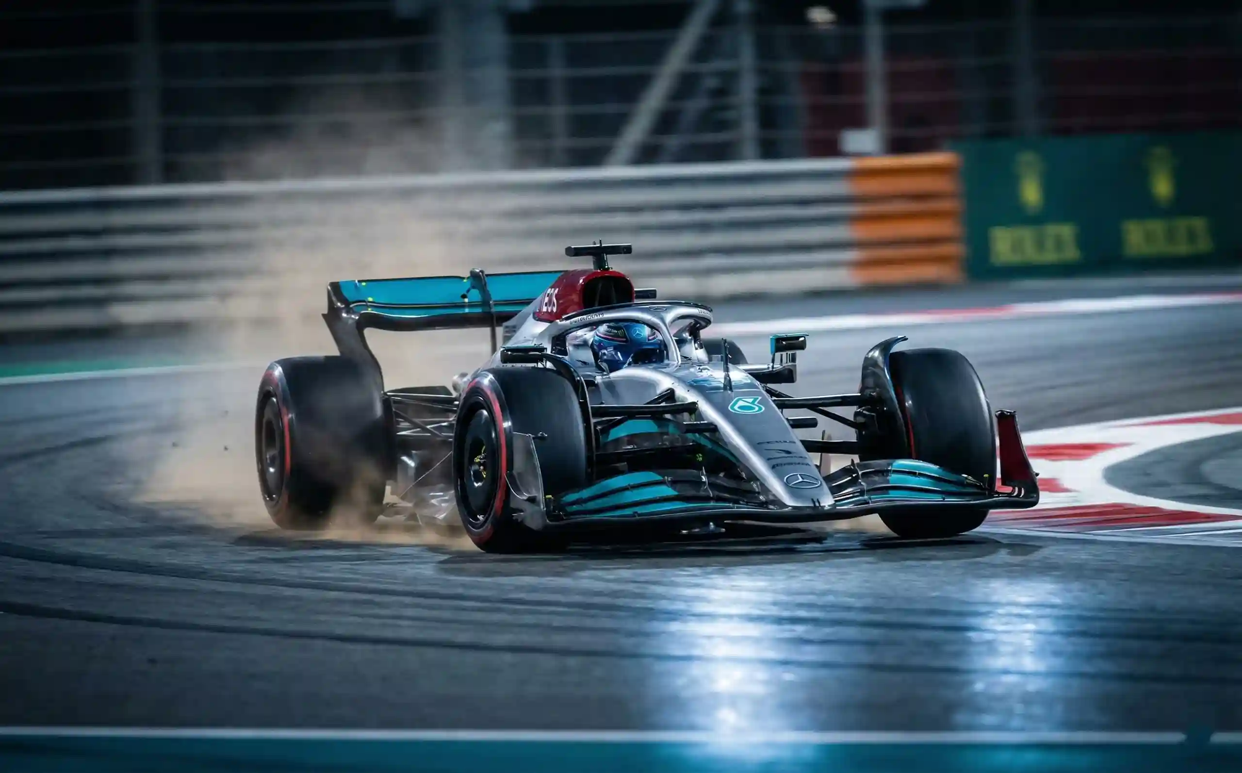 Formel 1 Auto bei schneller Qualifying-Runde auf der Strecke